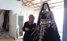 Kahramanmaraş’ta Mikrokredi Desteğiyle Gelinlik ve Abiye Satışı Yapan Kadın