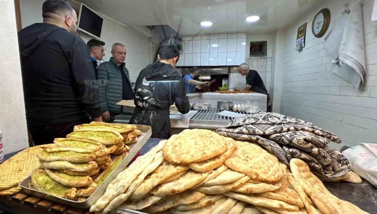 Kahramanmaraş’ta Ramazan Ayında Fıstıklı Börek Yoğun İlgi Görüyor