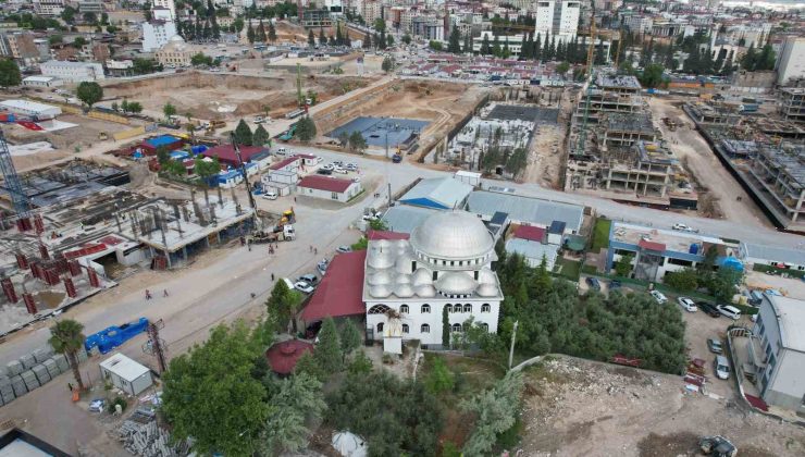 Ayakta kalan cami işçilerin ibadet yeri oldu