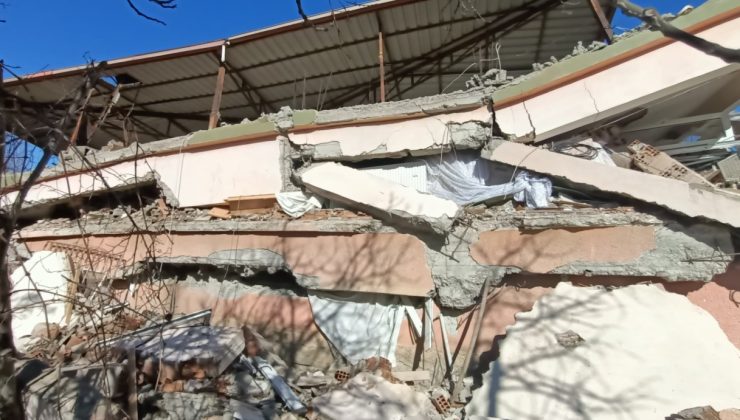 Depremde enkaz altından çıkartılan 65 yaşındaki kadın hayata örgü yaparak tutundu
