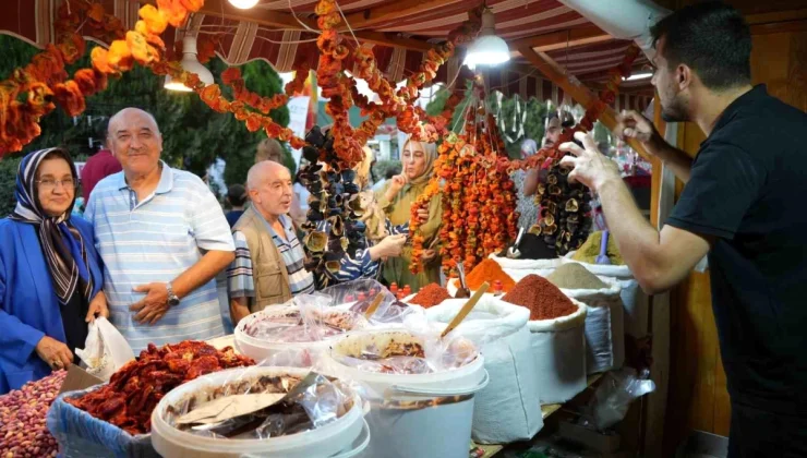 Kahramanmaraş’ta düzenlenen Geleneksel Ağustos Fuarı depremzede esnaflara umut oldu