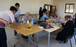 Atık Malzemeler Kadınların Elinde Sanat Eserine Dönüşüyor