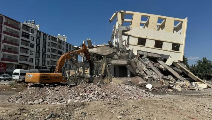 Ağır hasarlı binalar kontrollü şekilde yıkılıyor