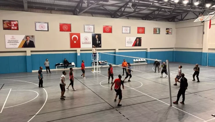 Çağlayancerit’te Öğretmenler Günü Voleybol Turnuvası