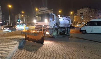 Büyükşehir, Yağışlarla Oluşabilecek Aksamaların Önüne Geçmek İçin Nöbetini Sürdürüyor