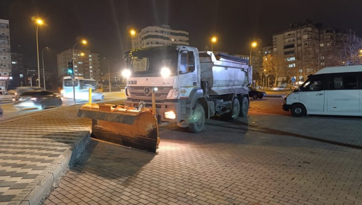 Büyükşehir, Yağışlarla Oluşabilecek Aksamaların Önüne Geçmek İçin Nöbetini Sürdürüyor