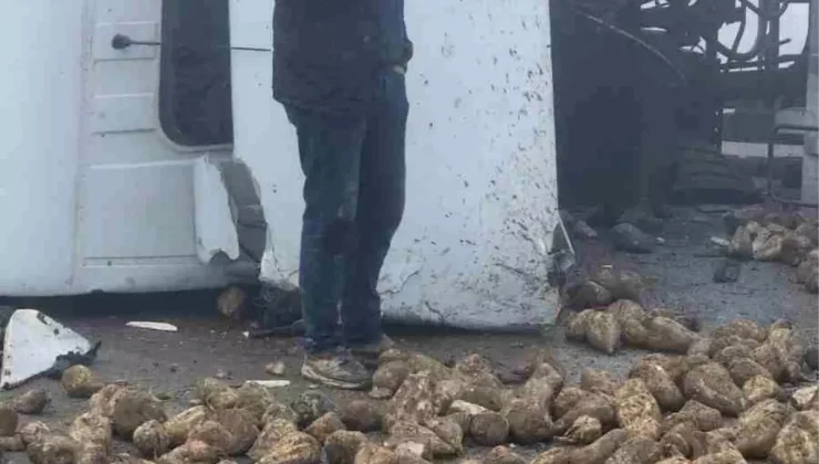 Pancar Yüklü Tır Devrildi