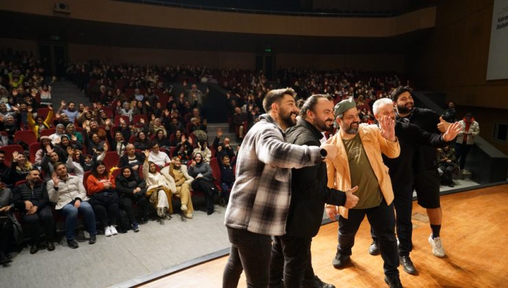 Büyükşehir Tiyatro Gösterisiyle Sanatseverlere Kahkaha Dolu Bir Gece Sundu
