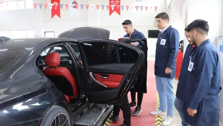 Üniversiteliler oto eksperliğini teorik ve pratik eğitimle öğreniyor