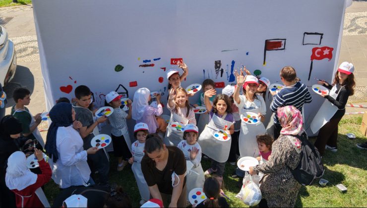 Minikler, Anne Babalarıyla Tuval Başına Geçerek Hayal Güçlerini Sanata Döktü