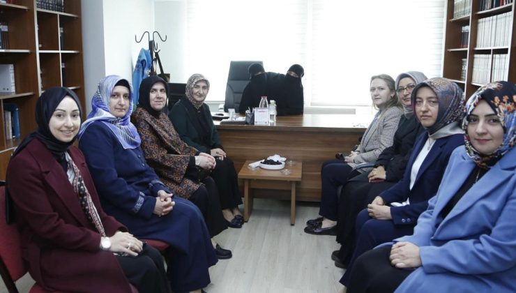 Dr. Selma Ünlüer Umre Yolculuğundan Dönen Siyam İkizlerini Ziyaret Etti