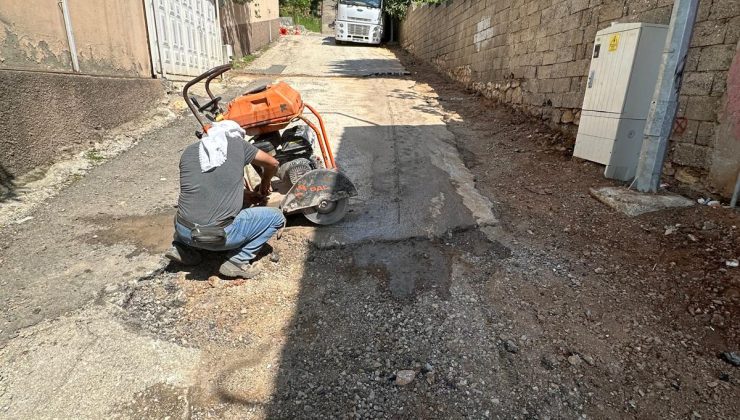 Onikişubat Belediyesi, Mağralı Mahallesi’ndeki Yol Tahribatlarını Gideriyor