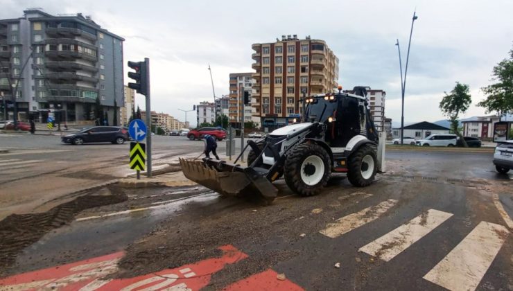 Sağanakla Caddelere Taşınan Çamurlar Temizlendi