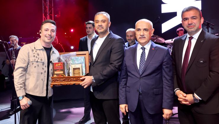 Onikişubat Gençlik Festivali’nin İlk Konserinde Oğuzhan Koç Sahne Aldı