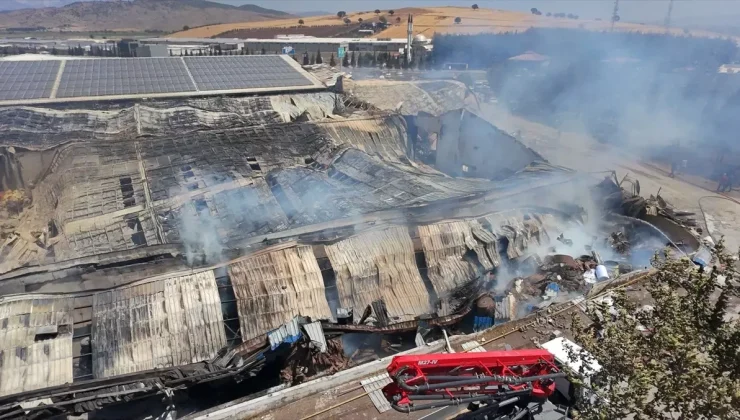 Türkoğlu’ndaki Ambalaj Fabrikası Yangını Kontrol Altına Alındı