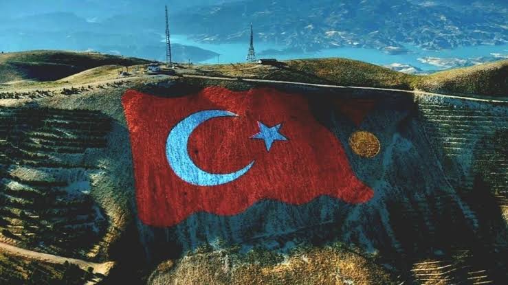 Kahramanmaraş’ın Ahır Dağı’ndaki Dev Türk Bayrağı Şehrin Gururu Oldu