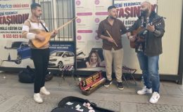 Kahramanmaraş Kapalı Çarşı Girişinde Türkü Ziyafeti