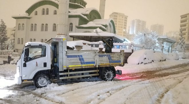 Onikişubat Belediyesi Karla Mücadelede Teyakkuzda: Ekipler 7/24 Sahada