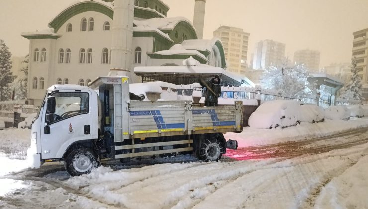 Onikişubat Belediyesi Karla Mücadelede Teyakkuzda: Ekipler 7/24 Sahada