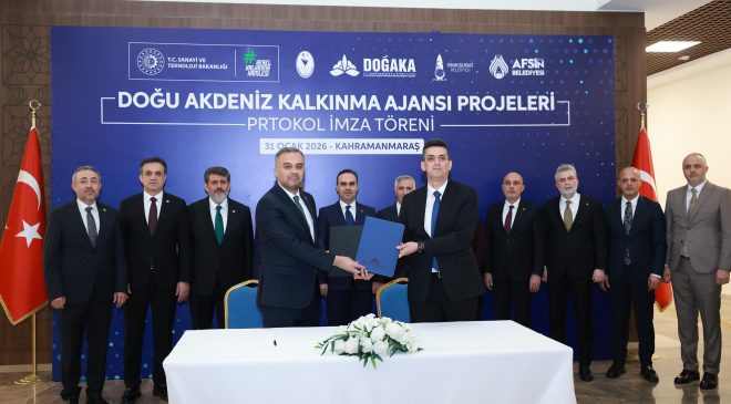 Sanayi ve Teknoloji Bakanı Sayın Mehmet Fatih Kacır’ın teşrifleriyle, Kahramanmaraş Valiliği ev sahipliğinde düzenlenen Doğu Akdeniz Kalkınma Ajansı (DOĞAKA) Projeleri İmza Töreni’nde, Onikişubat Belediyesi’nin ‘ONİKAD Kadın Emeği Çarşısı’ Projesi’nin protokolü de imzalandı.   Kahramanmaraş’ta bir dizi programa katılan Sanayi ve Teknoloji Bakanı Mehmet Fatih Kacır’ın teşrifleriyle Doğu Akdeniz Kalkınma Ajansı (DOĞAKA) tarafından Sosyal Gelişmeyi Destekleme Programı (SOGEP) proje imza töreni gerçekleştirildi. Kahramanmaraş Valiliğini ziyaret eden Bakan Kacır, kentte yürütülen projeler hakkında bilgi aldı. Bakan Kacır’ın katılımıyla valilik toplantı salonunda düzenlenen törende, SOGEP kapsamında Onikişubat Belediyesi tarafından hazırlanan kadın istihdamını ve yerel üretimi güçlendirmek amacıyla hayata geçirilecek “ONİKAD Kadın Emeği Çarşısı” projesinin imzaları atıldı. Protokol, DOĞAKA Genel Sekreteri Oğuz Alibekiroğlu ile Onikişubat Belediye Başkanı Hanifi Toptaş arasında imzalandı.   Başkan Toptaş: “Kadın emeğini görünür kılan bir kalkınma modeli inşa ediyoruz” Başkan Hanifi Toptaş öncülüğüde Cumhurbaşkanı Sayın Recep Tayyip Erdoğan’ın üretim, istihdam ve kalkınma odaklı Türkiye Yüzyılı vizyonu doğrultusunda şekillenen proje; kadın emeğini ekonomik hayata daha güçlü şekilde dahil etmeyi, yerel üretimi desteklemeyi ve sosyal kalkınmayı kalıcı hale getirmeyi hedefliyor. Onikişubat Belediyesi, DOĞAKA ve ONİKAD iş birliğiyle hayata geçirilecek proje sayesinde, kadınların ürettikleri ürünleri doğrudan tüketiciyle buluşturabileceği sürdürülebilir bir ticaret alanı oluşturulacak. İmza töreninde konuşan Onikişubat Belediye Başkanı Hanifi Toptaş, kadınların üretimdeki rolünün güçlendirilmesini kalkınmanın temel unsurlarından biri olarak gördüklerini belirterek, ONİKAD Kadın Emeği Çarşısı Projesi’nin taşıdığı anlamı şu sözlerle ifade etti: “Cumhurbaşkanımız Sayın Recep Tayyip Erdoğan’ın ortaya koyduğu üretim, istihdam ve kalkınma odaklı Türkiye Yüzyılı vizyonu doğrultusunda; yerelden güçlenen, insanı merkeze alan ve sosyal adaleti önceleyen projeleri hayata geçiriyoruz. Bugün burada imzalarını attığımız ONİKAD Kadın Emeği Çarşısı Projesi de bu anlayışın sahadaki en somut karşılıklarından biridir.” Başkan Toptaş, kadın emeğinin yalnızca ekonomik bir değer değil, aynı zamanda toplumsal kalkınmanın taşıyıcı unsuru olduğunu vurgulayarak sözlerini şöyle sürdürdü: “Kadınlarımızın üretim süreçlerine daha güçlü şekilde katılması; aile yapımızın güçlenmesi, sosyal hayatın zenginleşmesi ve şehir ekonomisinin sürdürülebilir biçimde büyümesi anlamına gelmektedir. Bizler Onikişubat Belediyesi olarak, kadın emeğini görünür kılan, destekleyen ve sürdürülebilir kılan her çalışmayı bir sosyal sorumluluk değil, asli bir görev olarak görüyoruz.”   “Bu proje bir satış alanı değil, bir kalkınma modeli” ONİKAD Kadın Emeği Çarşısı’nın yalnızca fiziki bir mekân olmadığını belirten Başkan Toptaş, projenin uzun vadeli bir kalkınma perspektifi taşıdığını ifade ederek, “Kadın Emeği Çarşısı; kadınlarımızın alın terinin, emeğinin ve üretim gücünün değer bulacağı bir vitrin olmanın ötesinde, girişimcilik ruhunu besleyen, dayanışmayı artıran ve yerel kalkınmayı tabana yayan bir modeldir. Burada üretilen her ürün, şehrimizin ekonomisine olduğu kadar sosyal dokusuna da katkı sunacaktır. İnancımız odur ki; güçlü kadın, güçlü aile demektir. Güçlü aile ise güçlü şehirlerin temelidir. Kadınlarımızın ekonomik hayatta daha görünür ve daha etkin olması, Kahramanmaraş’ımızı daha dirençli, daha üretken ve daha müreffeh bir geleceğe taşıyacaktır. Bu kıymetli projenin hayata geçmesinde desteklerini esirgemeyen Sanayi ve Teknoloji Bakanımız Sayın Mehmet Fatih Kacır’a, değerli Bakanımız Sayın Vahit Kirişci’ye, milletvekillerimize ve sürecin her aşamasında bizlerle birlikte olan Doğu Akdeniz Kalkınma Ajansı’na teşekkür ediyorum. İnşallah bu proje, Onikişubat’ımıza, Kahramanmaraş’ımıza ve tüm hemşehrilerimize hayırlı olacaktır.” dedi.