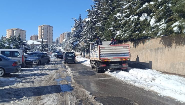 Onikişubat Belediyesi Kış Şartlarında 7/24 Sahada