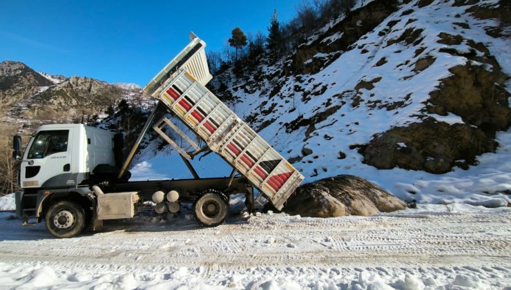 Onikişubat Belediyesi Kırsal Mahallelerde Karla Mücadeleyi Aralıksız Sürdürüyor