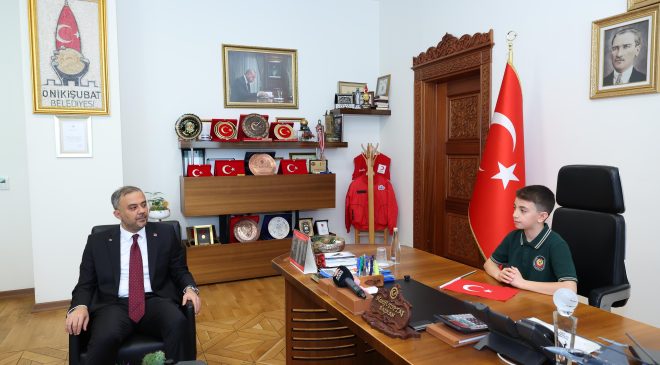 Onikişubat’ta Anlamlı Devir Teslim: Başkanlık Koltuğu Minik Halil Sami’ye Emanet Edildi