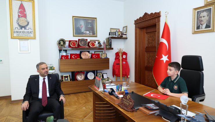 Onikişubat’ta Anlamlı Devir Teslim: Başkanlık Koltuğu Minik Halil Sami’ye Emanet Edildi