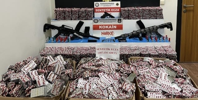 Kahramanmaraş’ta Narkotik Operasyonu: Uyuşturucu ve Ruhsatsız Silahlar Ele Geçirildi