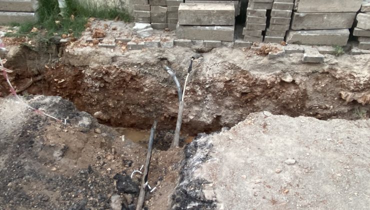 AKEDAŞ Tepki Çekti: Kazıda Kablolar Koptu, Altyapı Açıkta Kaldı