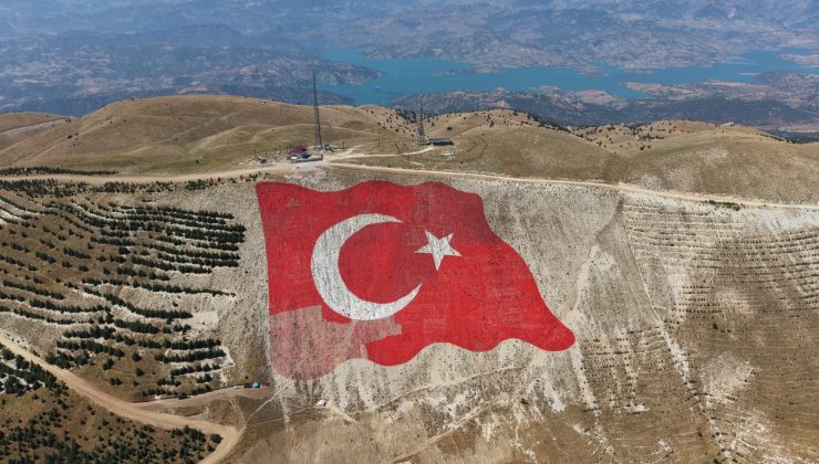 DÜNYANIN EN BÜYÜK TÜRK BAYRAĞI, YENİDEN İLK GÜNKÜ GÖRKEMİNE KAVUŞTU