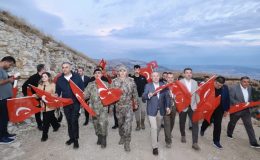 Kahramanmaraş’ta 30 Ağustos coşkusu Ahır Dağı’nın zirvesinde yaşandı