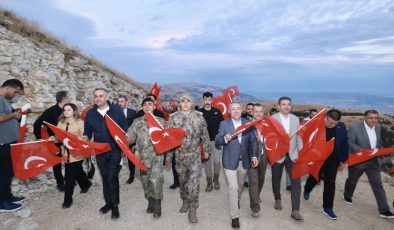 Kahramanmaraş’ta 30 Ağustos coşkusu Ahır Dağı’nın zirvesinde yaşandı