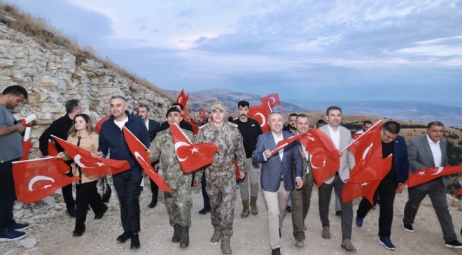 Kahramanmaraş’ta 30 Ağustos coşkusu Ahır Dağı’nın zirvesinde yaşandı