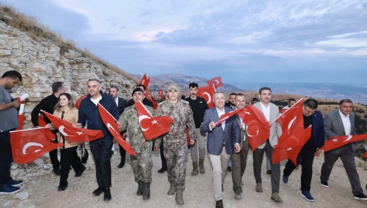 Kahramanmaraş’ta 30 Ağustos coşkusu Ahır Dağı’nın zirvesinde yaşandı